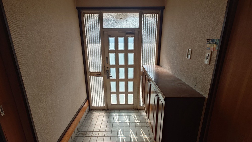 【リフォーム前 玄関】南向きで光が差し込む明るい玄関です♪※2026年2月撮影