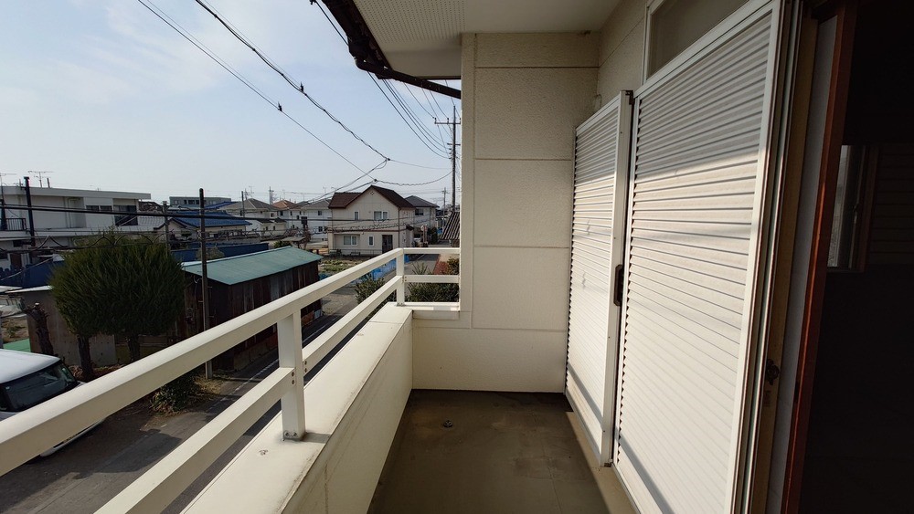 【リフォーム前 バルコニー】午前中から日の当たる南東向きバルコニー♪※2026年2月撮影