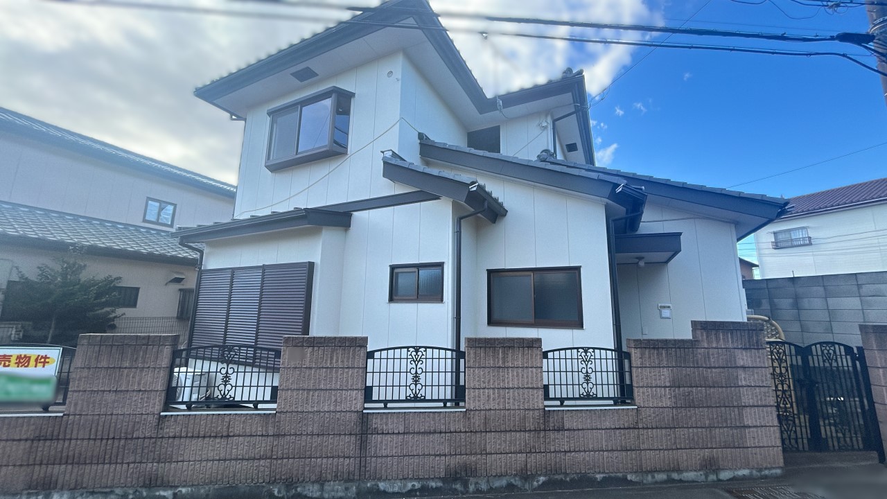 ◆外観|駐車スペース完備で、車をお持ちの方にも安心の住環境