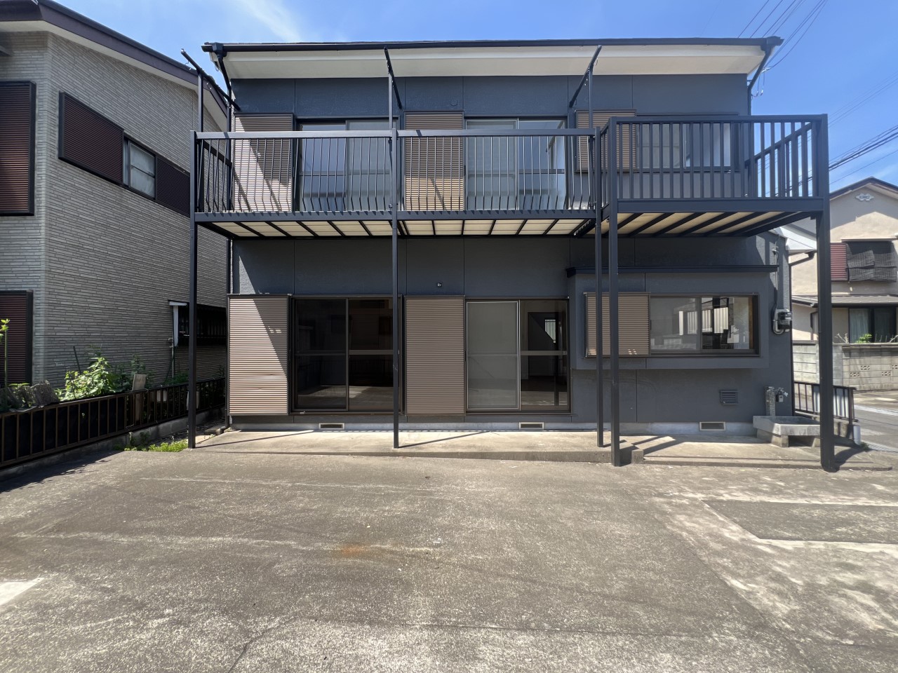 外観:リフォーム完了|大きな窓と広いベランダが特徴的な建物です