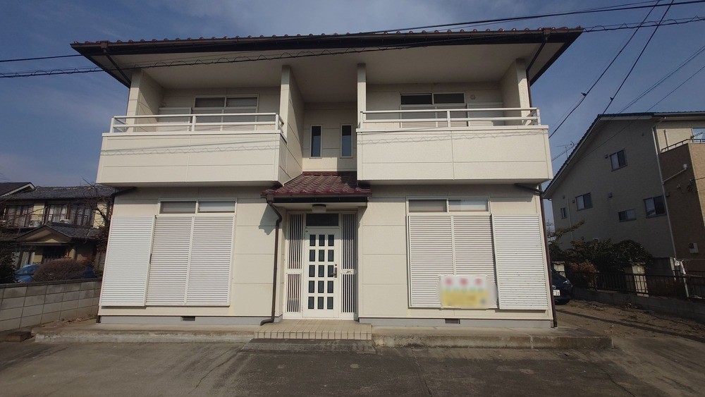 【リフォーム前 外観】陽当たり良好な南向き!明るく開放感ある2階建て物件です♪※2026年2月撮影