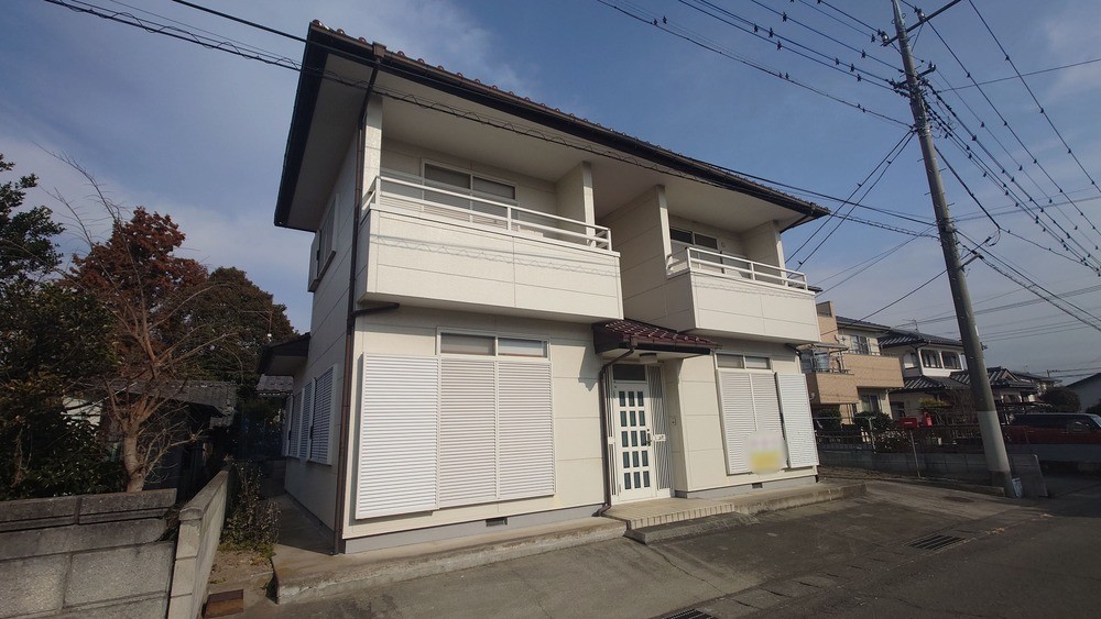 【リフォーム前 外観】ワイドな南向き2面バルコニーでお部屋も明るく♪※2026年2月撮影