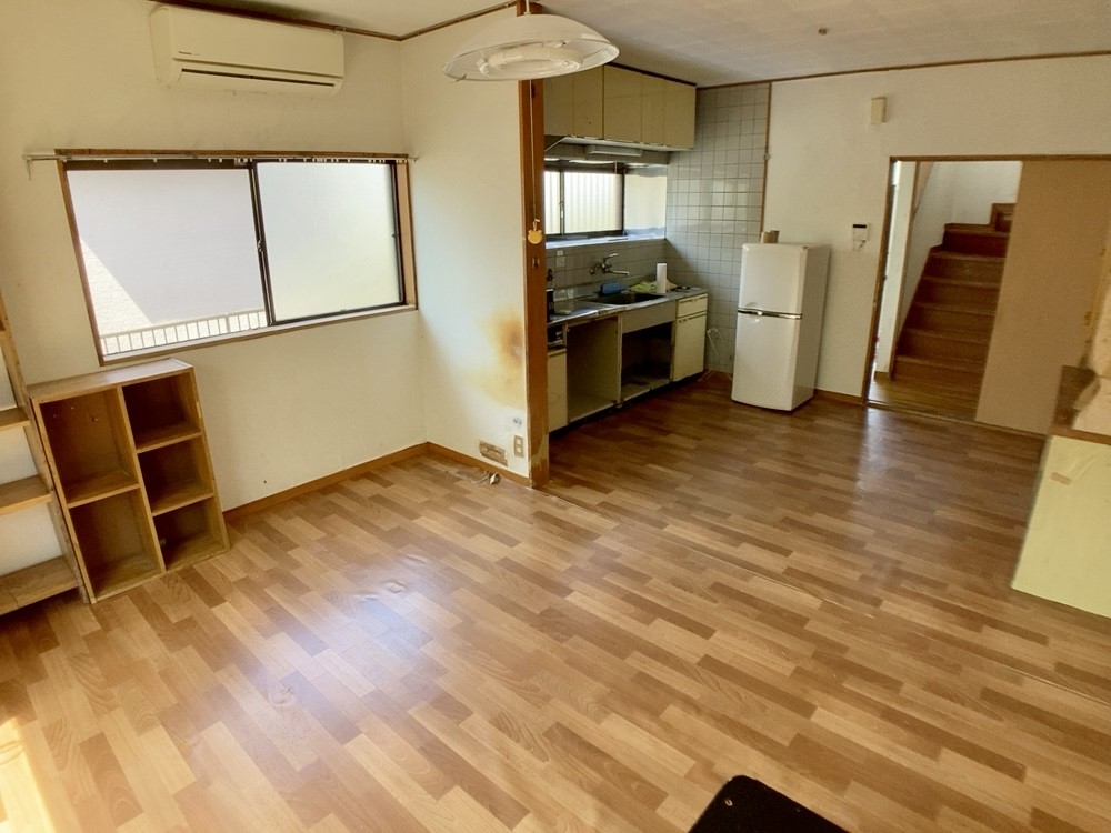 隣接するダイニング・キッチンと一体感のある設計で、生活動線もスムーズに。