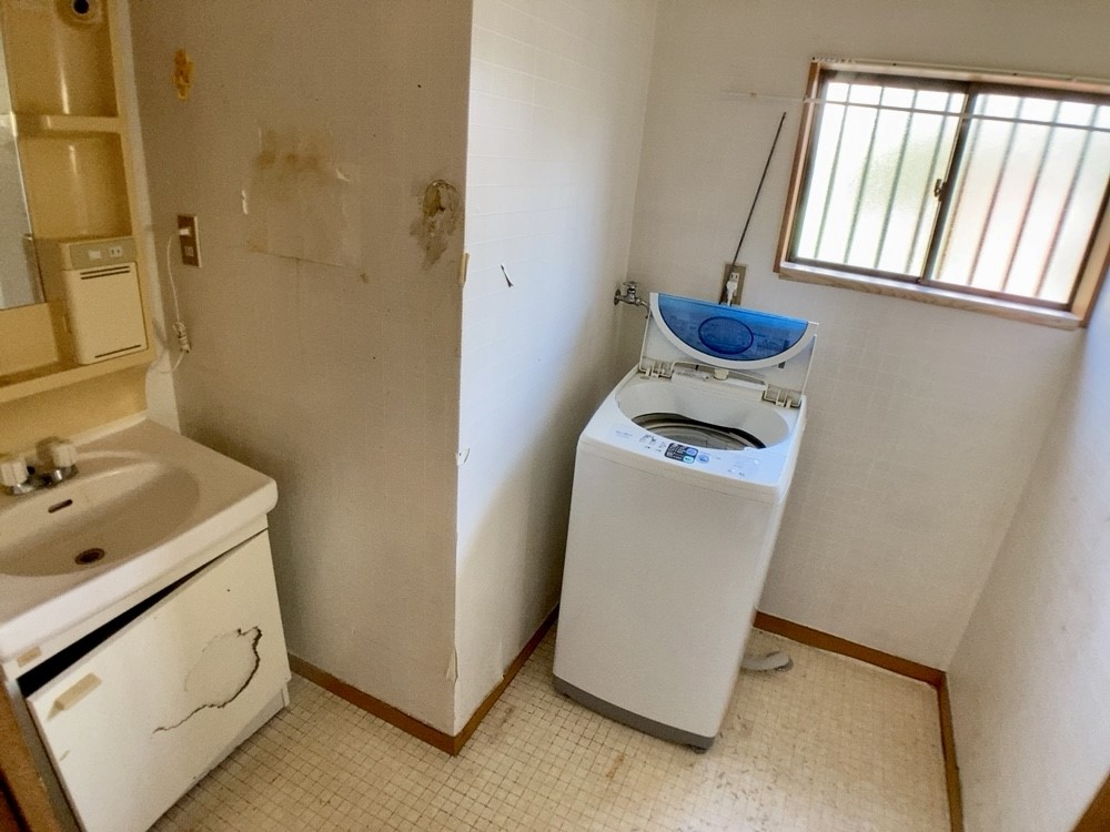 洗面台と脱衣スペースがしっかり分かれた、ゆとりある洗面脱衣室です