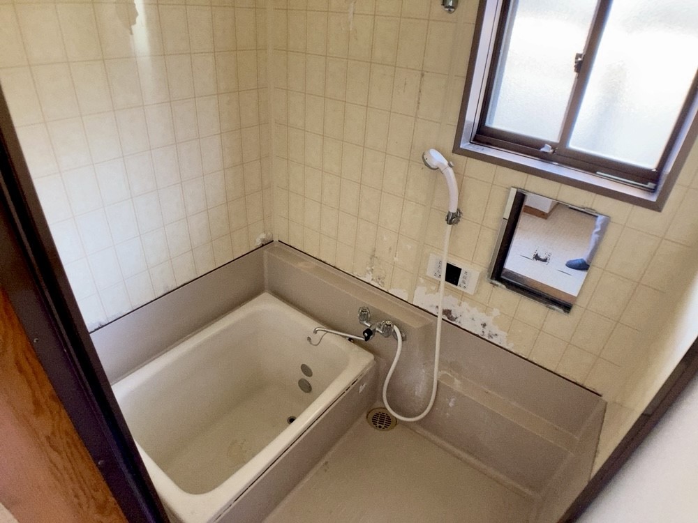 タイル張りの浴室は、現代的なデザインへの変更も視野に入れられる構造です