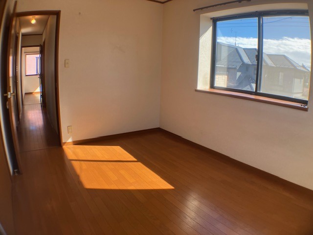 家具のレイアウトがしやすい、シンプルで使い勝手の良い洋室です