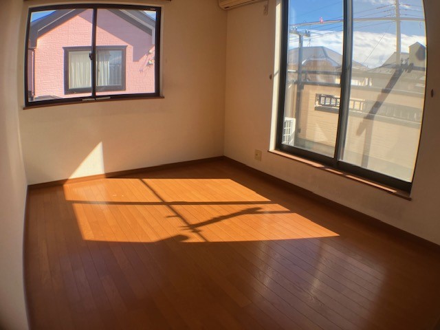 2方向に窓があり、自然光がたっぷり入る明るい室内