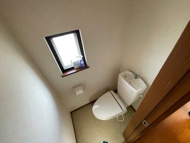 2階にもトイレがあり、忙しい朝や夜間も便利
