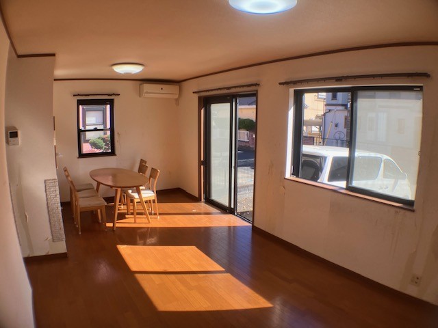 日差しがたくさん差し込む明るいリビング