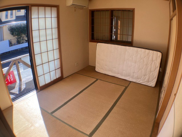 リビングと一体利用が可能な和室