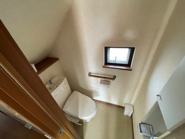 窓のある明るい1階トイレ