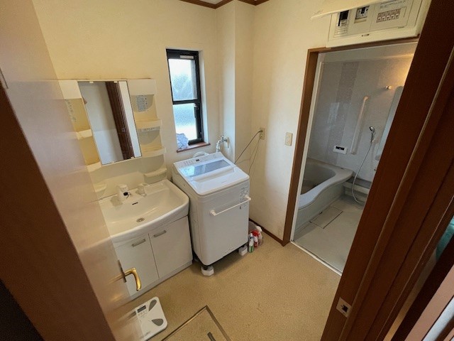 シンプルで使い勝手の良い洗面化粧台付き。