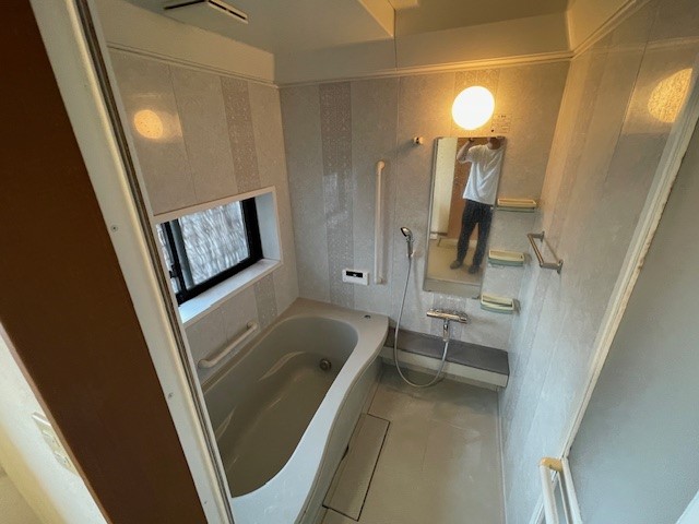 窓付きの明るい浴室