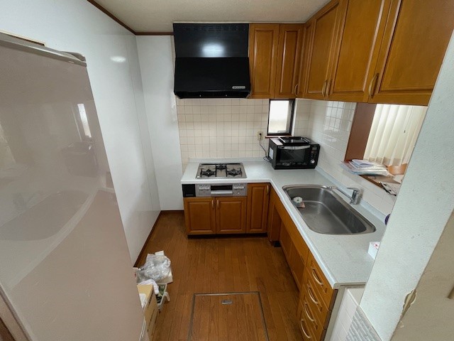 L字型のキッチンは、作業スペースが広く、収納力も抜群! 調理道具や食材の整理整頓がしやすく、日々の家事もスムーズにこなせます