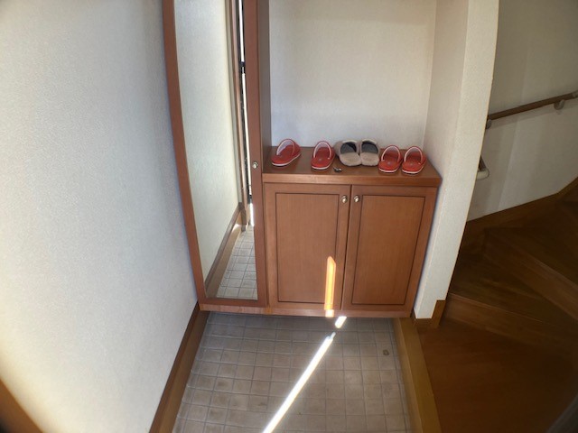 鏡付きのシューズボックス付きで忙しい朝でも、外出前に身だしなみを確認して出発できます