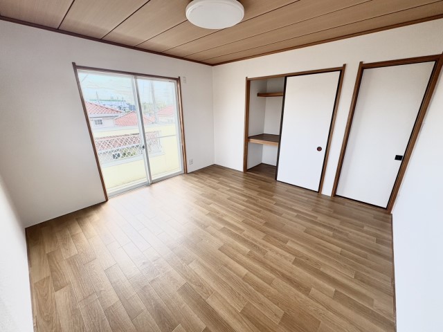 ◆2F洋室|バルコニーにつながる大きな窓から陽光をたっぷりと取り込みます♪