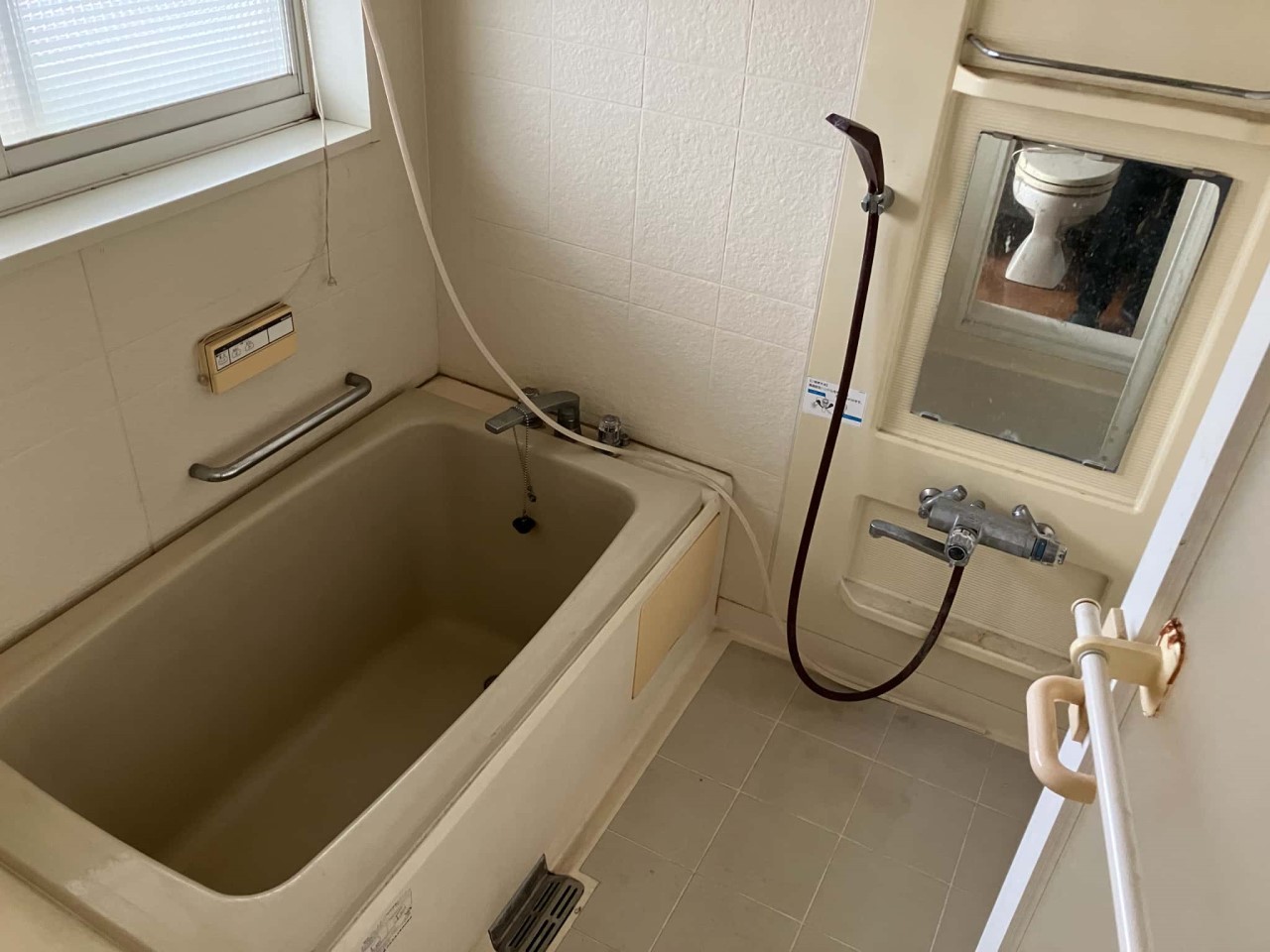 《浴室》窓付きで換気もばっちり!※リフォーム前写真(撮影日:2025/12/5)