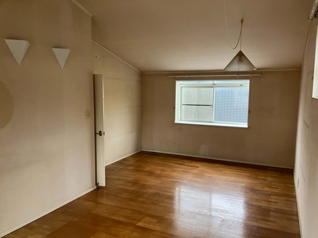 《洋室》12.7帖ある洋室はフローリング仕様で、お掃除もラクラク♪※リフォーム前写真(撮影日:2025/12/5)