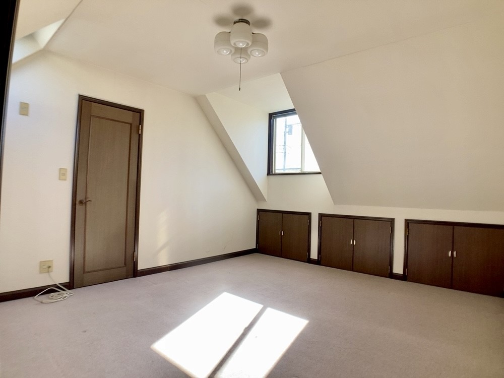 ◆洋室|クローゼット付きで収納力も確保された快適空間。