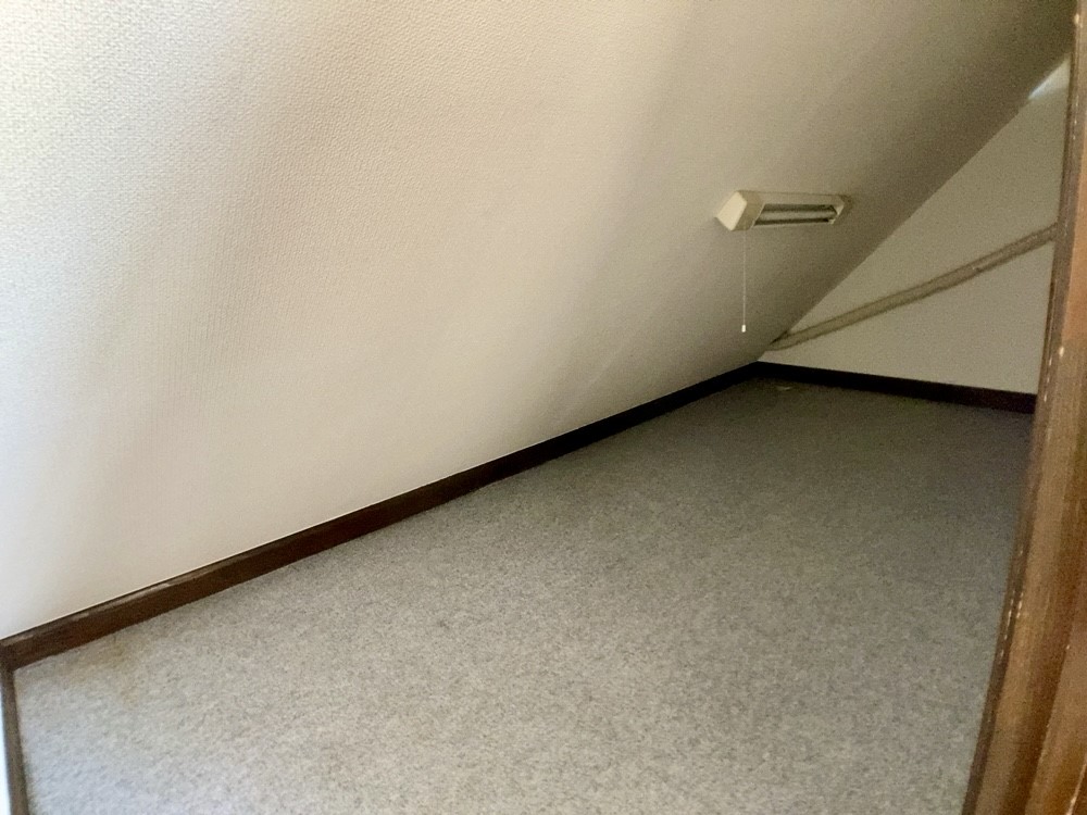 ◆小屋裏収納|家族共有の物や掃除用具・日用品のストックなど、さまざまなものがしまえるので便利な収納