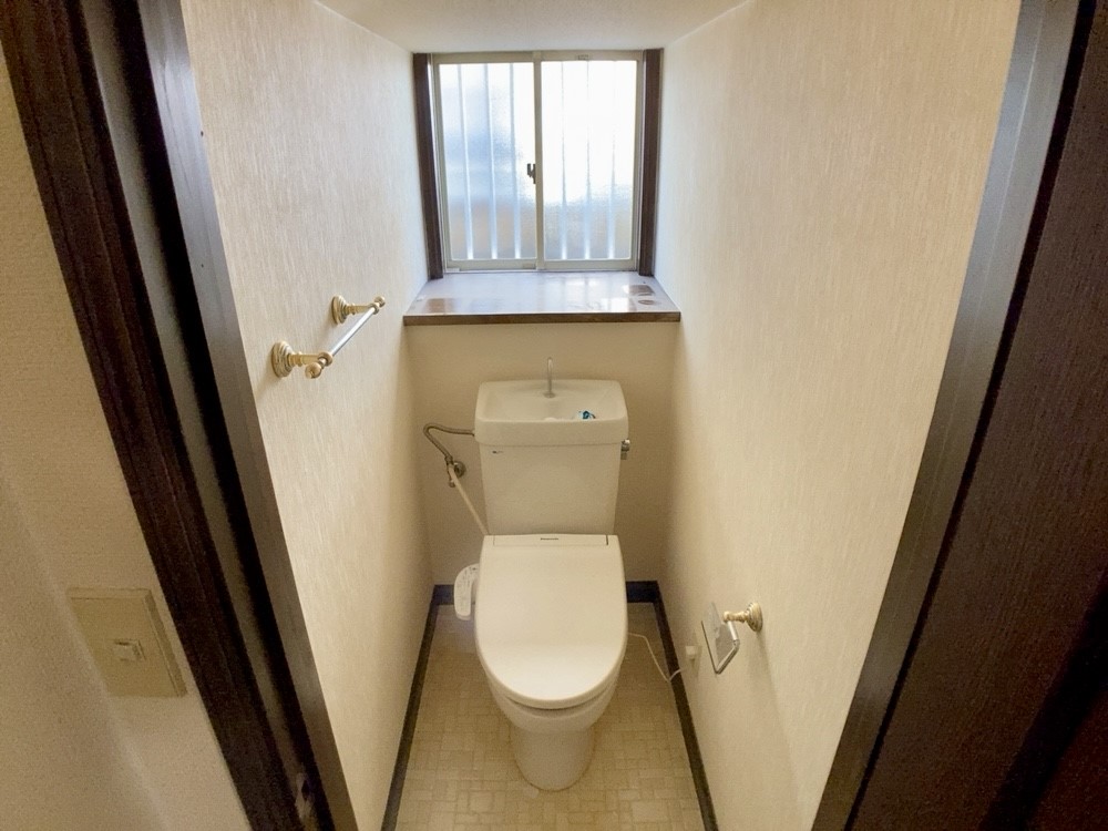 ◆トイレ|窓のある明るい1階トイレ