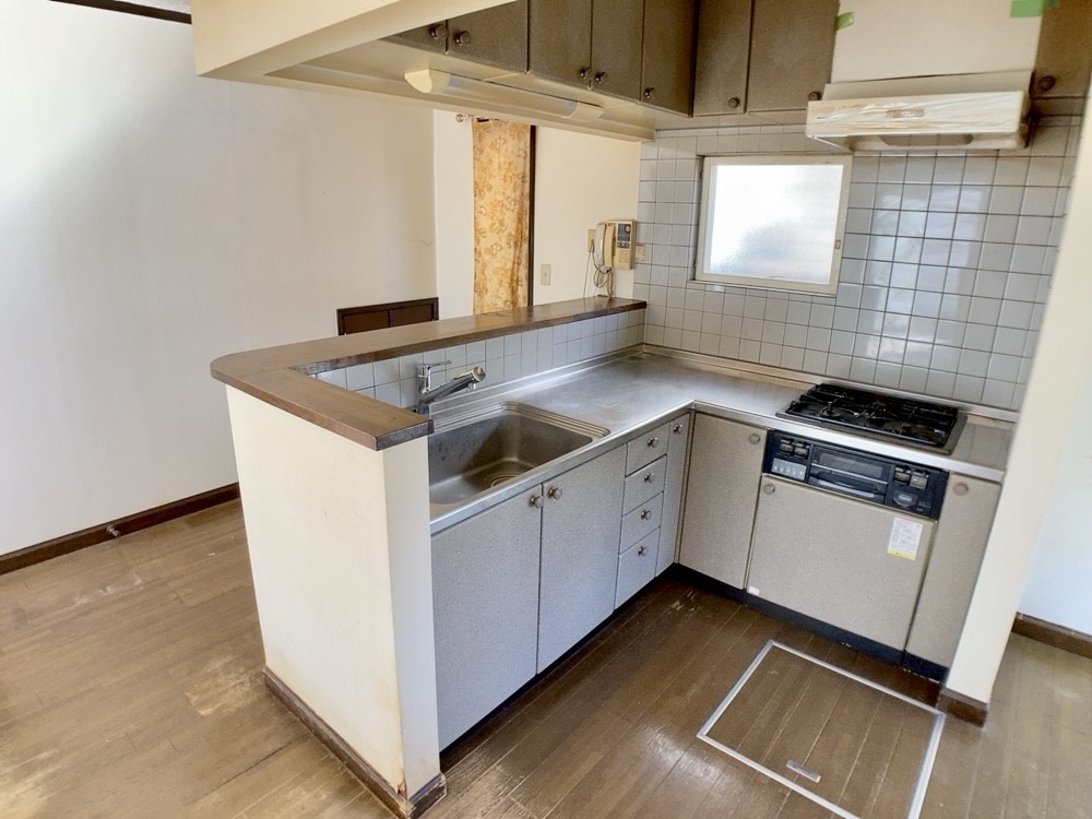 ◆キッチン|L字型のキッチンは、作業スペースが広く、収納力も抜群! 調理道具や食材の整理整頓がしやすく、日々の家事もスムーズにこなせます