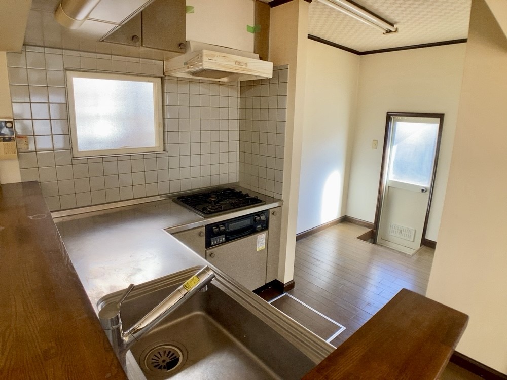 ◆キッチン|勝手口付きのキッチンで、ごみ出しや買い物後の出入りもスムーズ