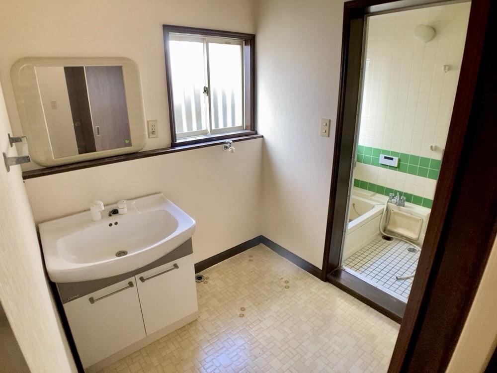 ◆洗面室|湿気がこもりがちな洗面室も、窓を開ければ一気に空気の入れ替えが可能!