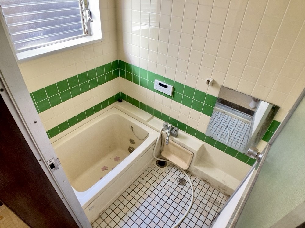 ◆浴室|タイル張りの浴室は、現代的なデザインへの変更も視野に入れられる構造です