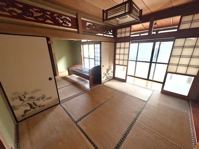 ◆1F真ん中和室6帖|縁側からあたたかな陽光が差し込みます※リフォーム前写真(2026年2月撮影)