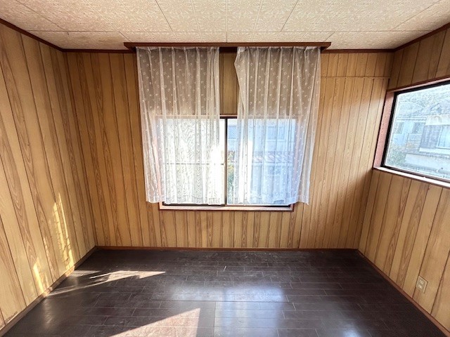 【2F洋室】日当たりのよい2面採光のお部屋です♪※リフォーム前の写真です※2026年4月撮影
