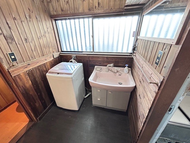 【脱衣所】着替えも楽々!ゆとりある広さの脱衣所です♪※リフォーム前の写真です※2026年4月撮影