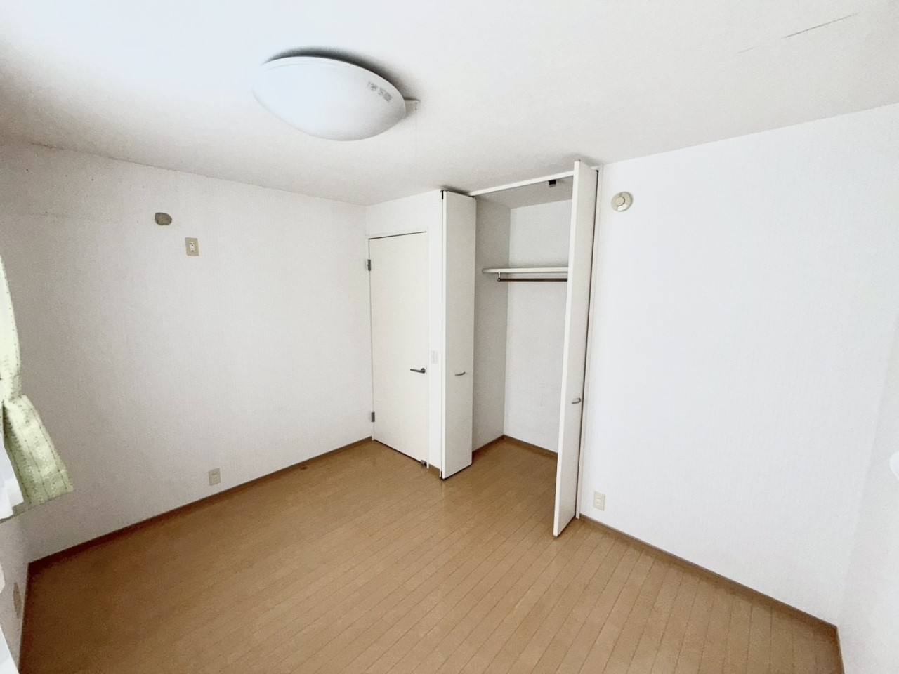 【洋室】自然光差し込むお部屋です♪