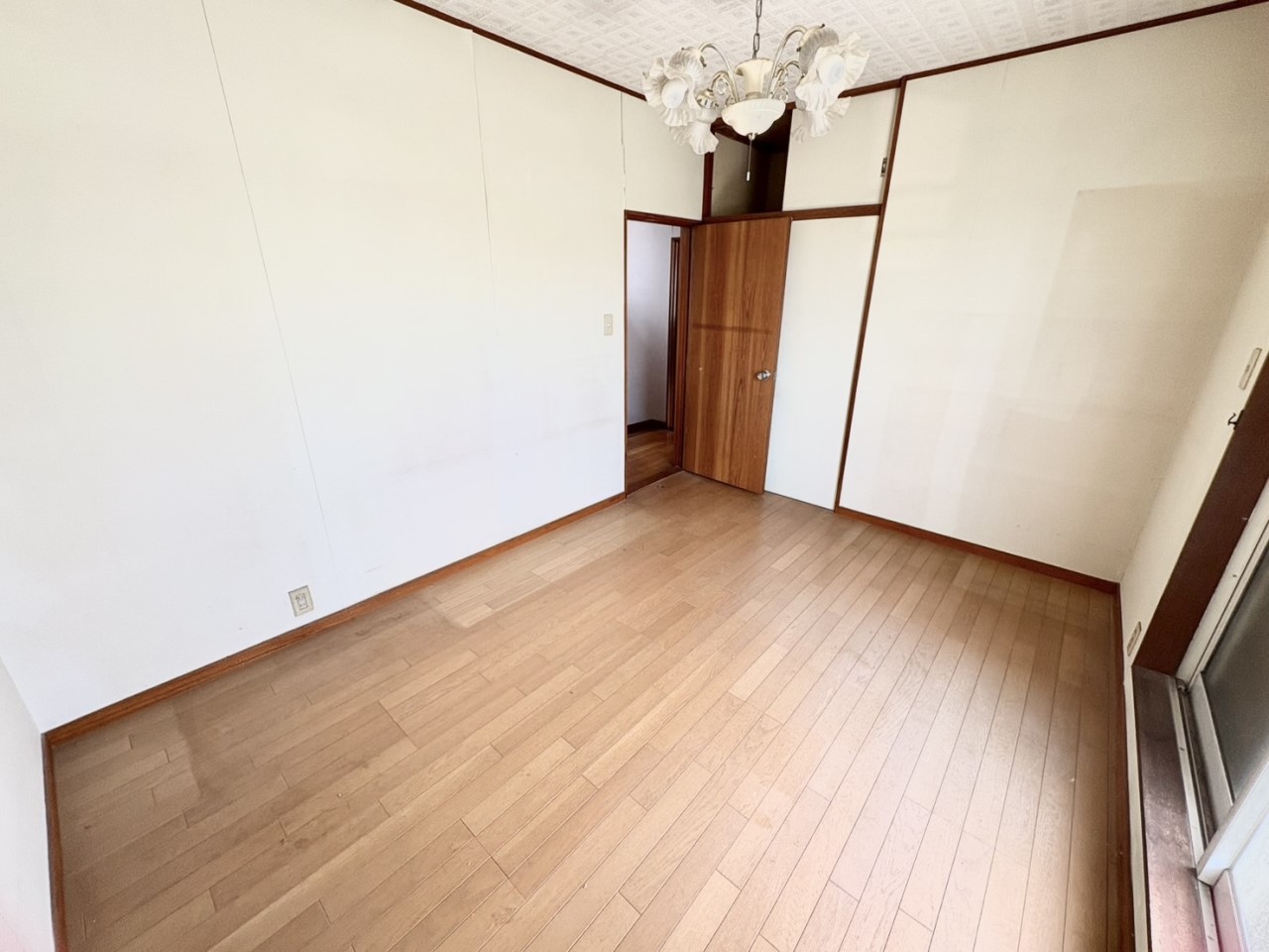【洋室】ベランダと繋がる洋室♪大きい窓から自然光が差し込みます♪