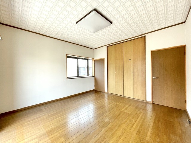 【2F洋室】収納付きで広く使える洋室です♪