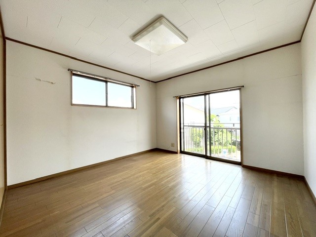 【洋室】自然光差し込むお部屋です♪