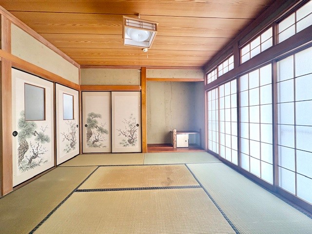 玄関や廊下から直接出入りできる独立した客間、リビングと繋げて使う開放的な和室です
