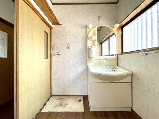 【洗面所】窓付きで換気もらくらく♪