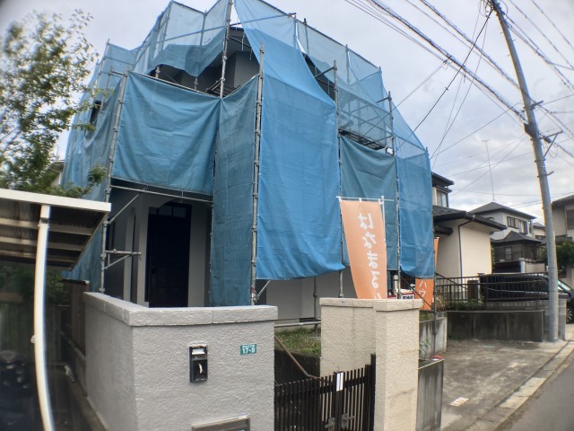 外壁塗り替えの足場設置されました。(リフォーム中写真)