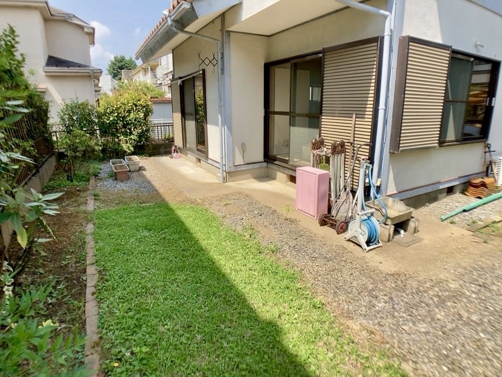 お庭付きでガーデニングも楽しめます