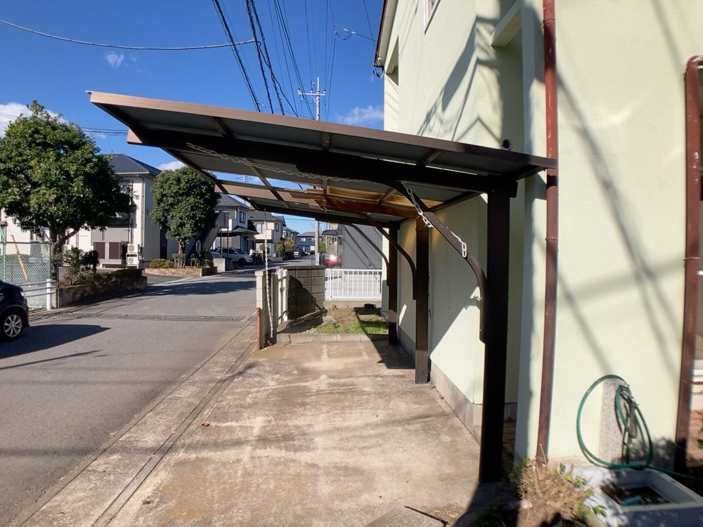 《駐車場》カーポート付きなので、雨の日でも濡れることなく快適です♪※リフォーム前写真(撮影日:2025/12/27)