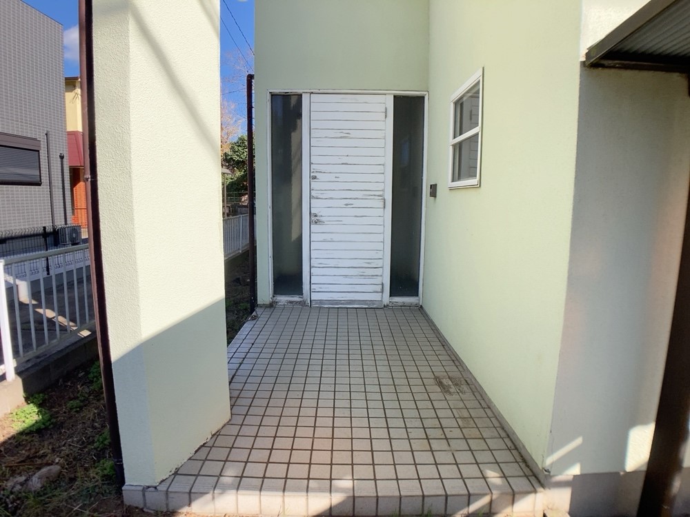 《玄関》白を基調とした優しいデザインの外観です※リフォーム前写真(撮影日:2025/12/27)