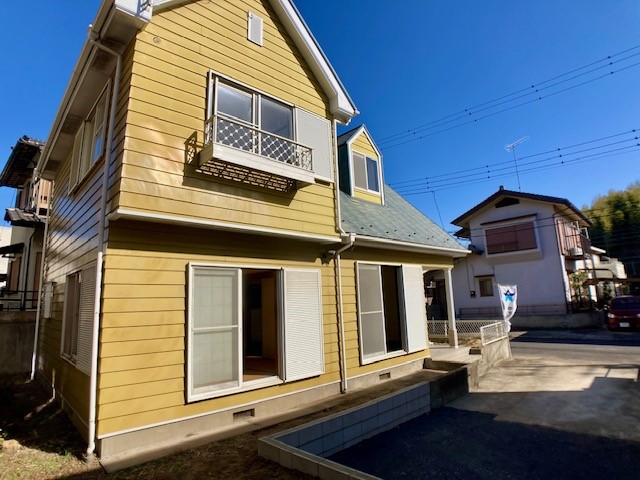 ◆外観|黄色い外観が目を引くおしゃれなデザイン