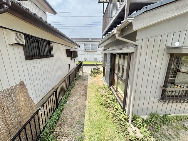 【庭】隣地とのスペースがしっかりあるため、室内への日当たりも良好です♪