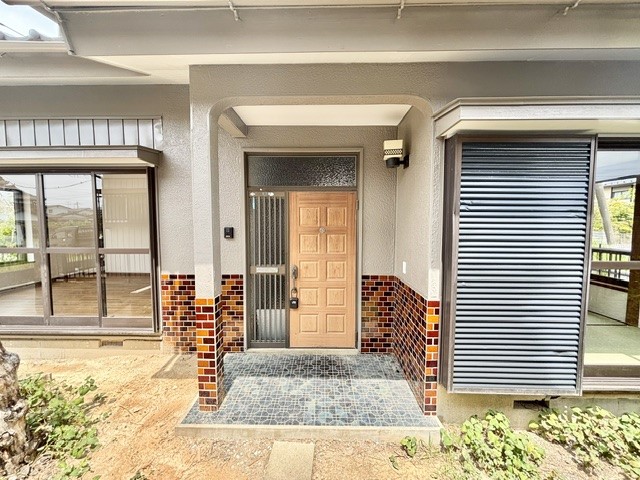 【玄関】雨の日も安心の屋根付き玄関♪シリンダー交換済♪