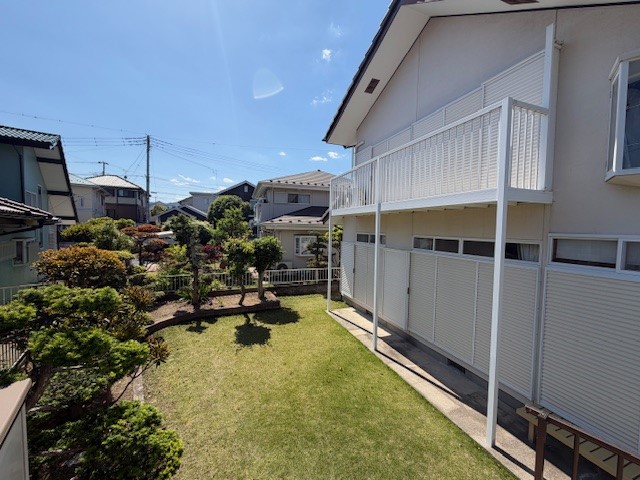 緑の植栽が映える外観