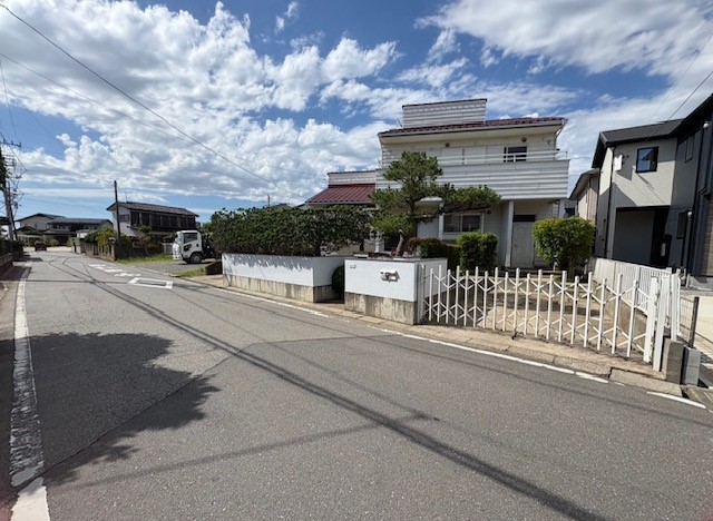 ◆外観|前面道路は5.7メートルと広々♪