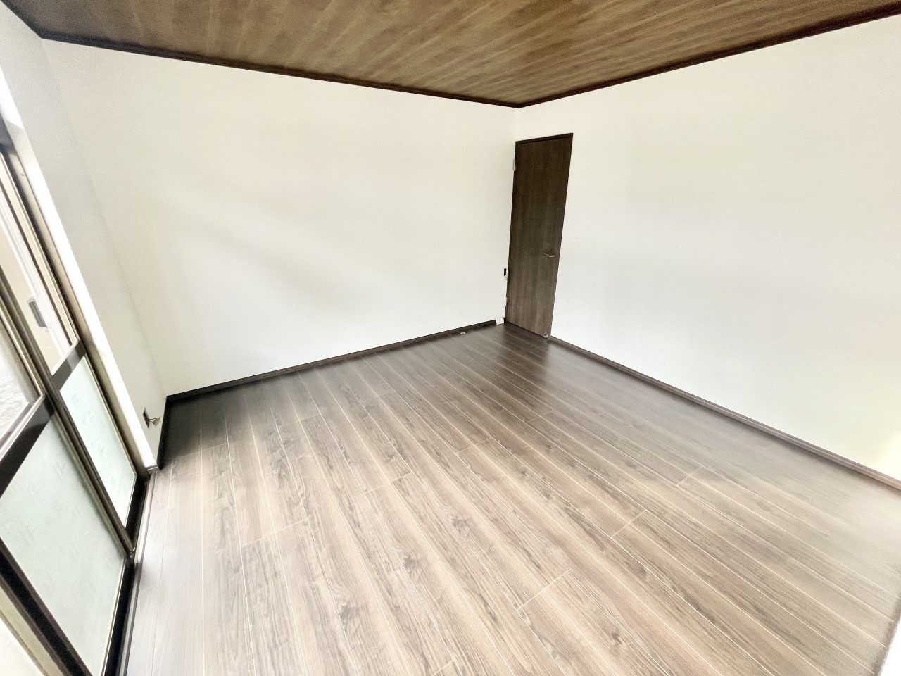 ◆リビング|自然光も入りやすく、日中は明るく快適に過ごせます♪