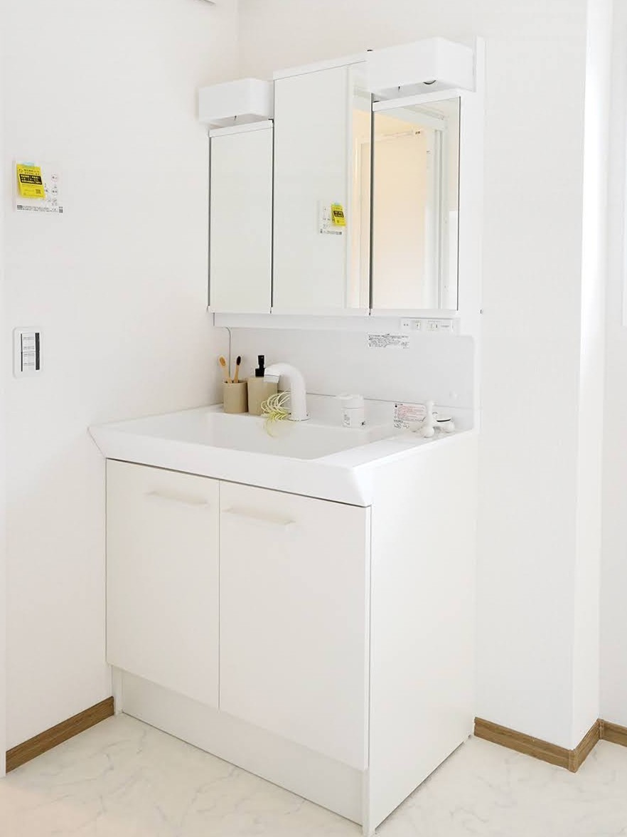 【同社施工例】洗面台が収納ポケットになっているので、ヘアケア用品や歯ブラシなどでごちゃつきがちな洗面台周りがスッキリ片付きます。 詳しくはスタッフへお問い合わせください