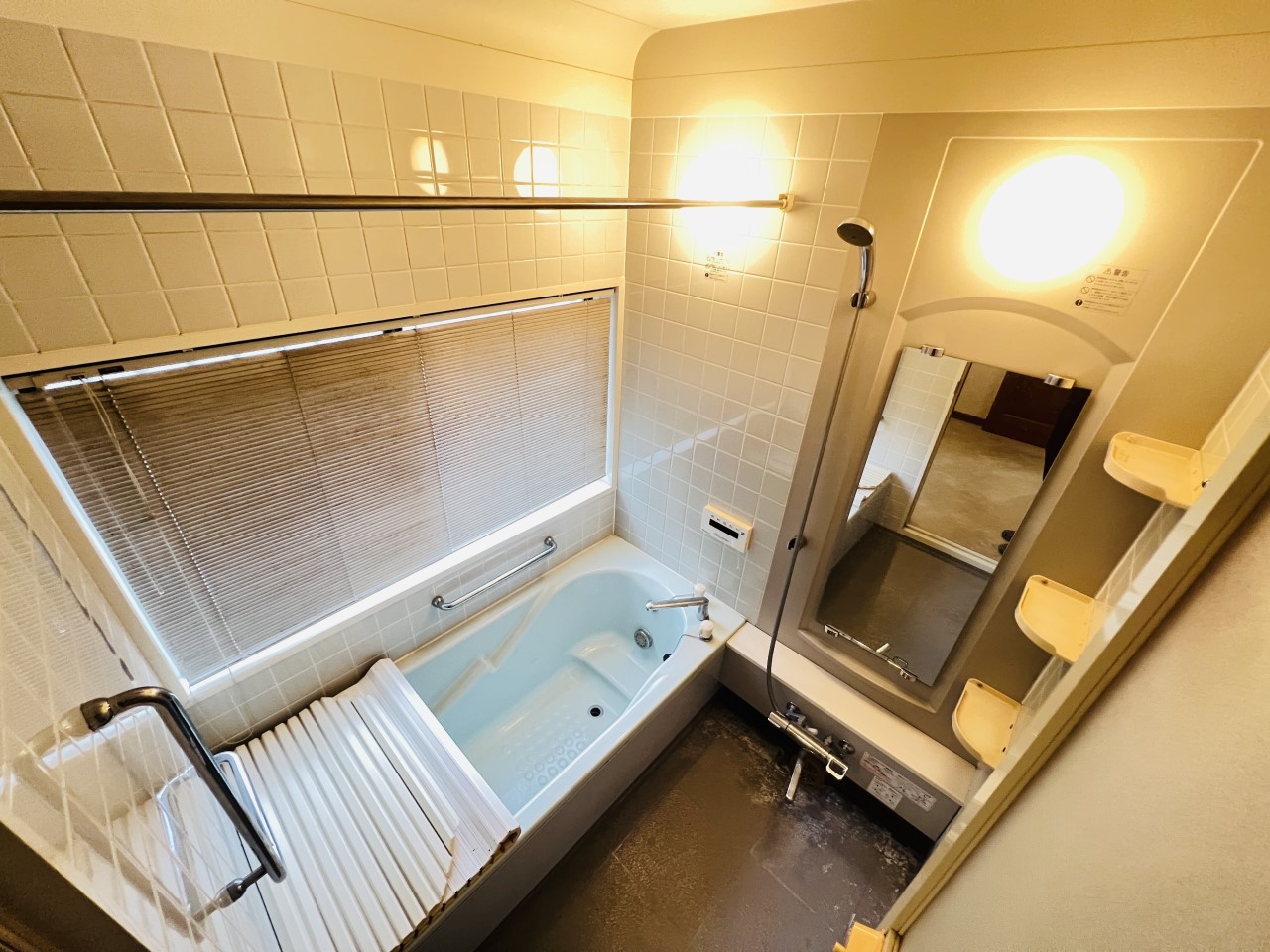 ◆浴室|お子さんと一緒にゆっくりと入れる、1坪サイズの広い浴室。一日の疲れを取りながら、学校や友だちの話に耳を傾ける、親子の大切なひとときが過ごせる。浴室換気乾燥機、保温浴槽も標準装備です。